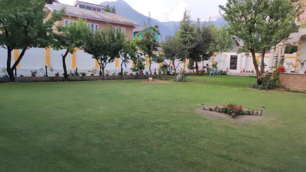 The Clover Inn Srīnagar Dış mekan fotoğraf