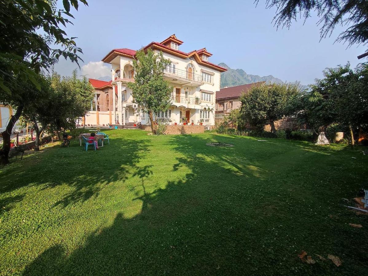 The Clover Inn Srīnagar Dış mekan fotoğraf