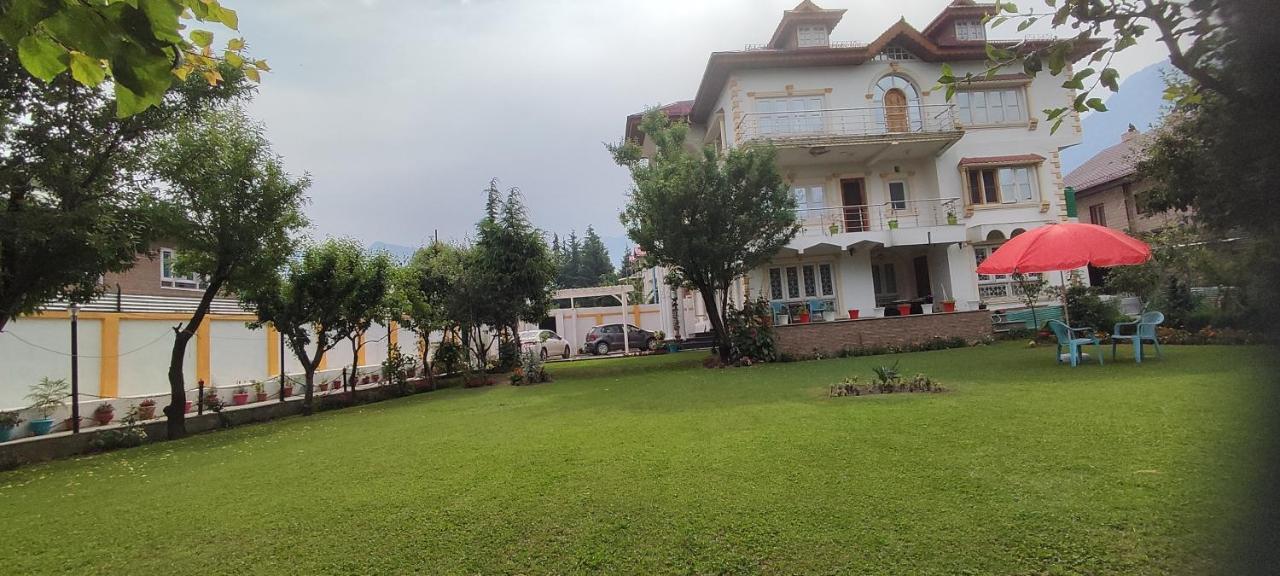 The Clover Inn Srīnagar Dış mekan fotoğraf