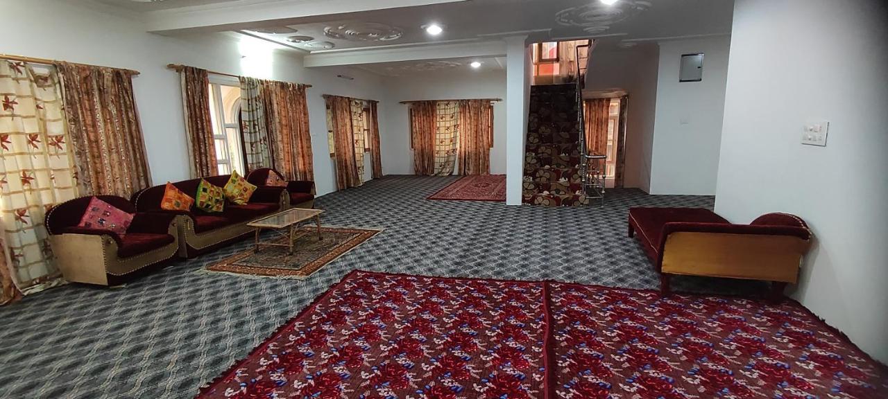 The Clover Inn Srīnagar Dış mekan fotoğraf